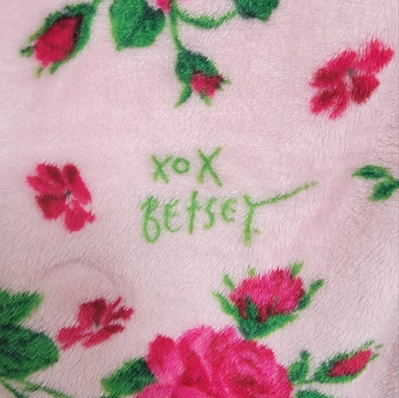 Betsey Johnson Skulls & Roses Ultra Soft Plush Fleece Throw Blanket - Picture 4 of 4